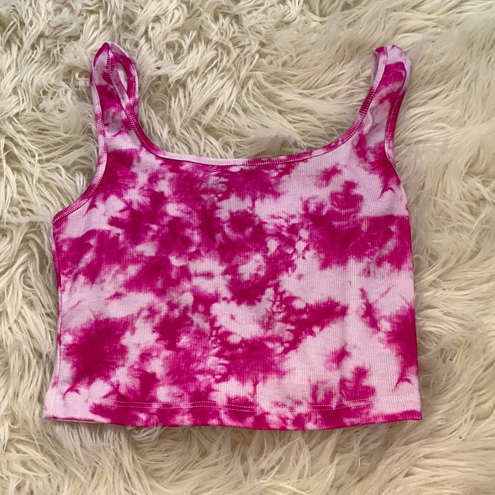 Cute Tie-Dye pink cropped top.